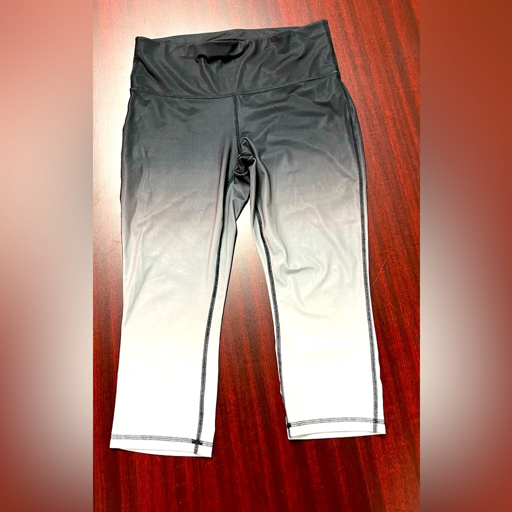 Xersion ombré active wear capris. Super cute!